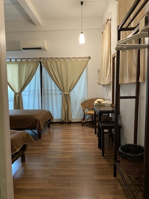 Air-Con Superior Twin room (Limited view of Balcony) | Cortinas blackout, Wi-Fi de cortesia, roupa de cama