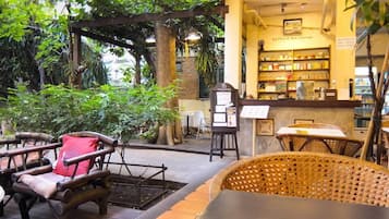 供應早餐、午餐、晚餐;泰國菜