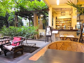 Un espacio al aire libre con muebles de madera y una barra de café.