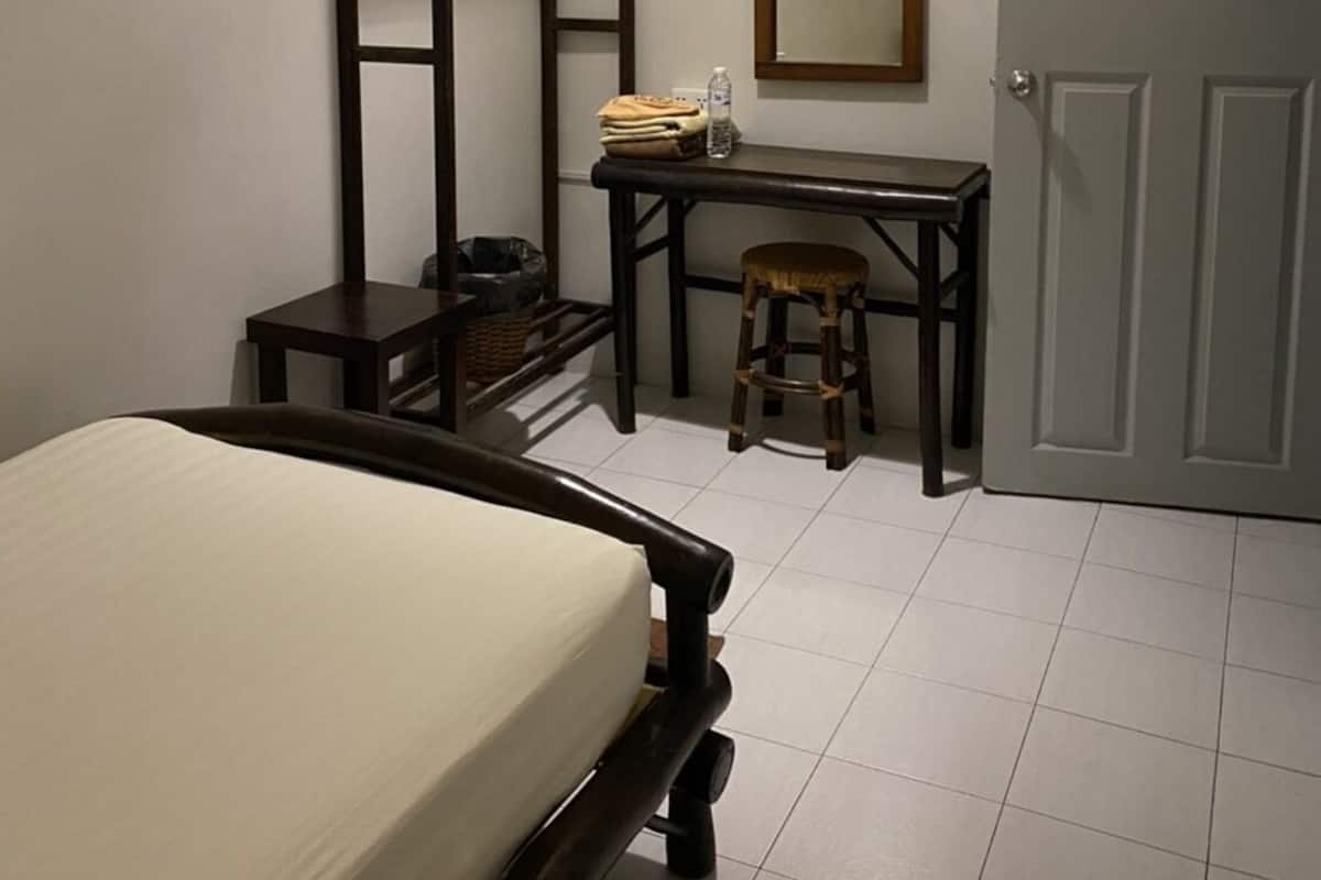 Cortinas blackout, wifi gratis y ropa de cama