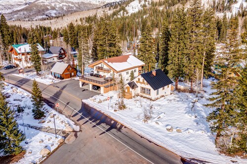 Newly remodeled ski-in/ski-out cabin w/washer/dryer, new kitchen - walk to lifts