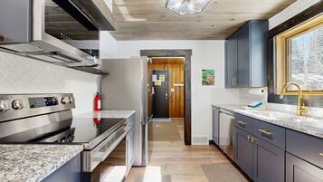 Jääkaappi, mikroaaltouuni, uuni, liesi