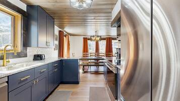 Jääkaappi, mikroaaltouuni, uuni, liesi