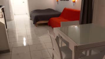 1 habitación, tabla de planchar con plancha y cuna de viaje