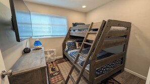 A bunk bed with a ladder, a small table with a lamp, and a window with blinds. - Hot Spot Ski Condo Free Beaver Creek Shuttle (Avon)