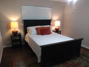 2 間睡房、房內夾萬、書桌、熨斗/熨衫板