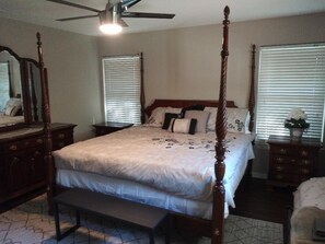 2 Schlafzimmer, Zimmersafe, Schreibtisch, Bügeleisen/Bügelbrett