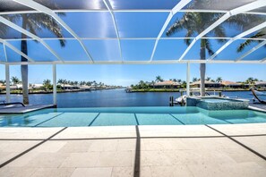 Piscine extérieure, piscine à débordement