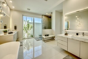 Tina, secadora de cabello, toallas, papel de baño 