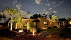 A residential area at night with houses, palm trees, and a clear sky. - Kierland oasis, pool heater, spa, putting green (Scottsdale)