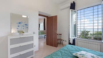 2 bedrooms, iron/ironing board, bed sheets