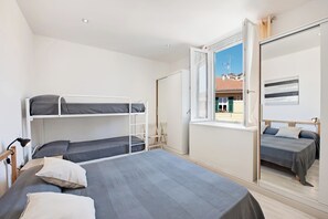 1 chambre, fer et planche à repasser, draps fournis