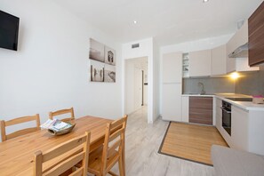 Fridge, microwave, oven, stovetop - Apartment "Bilocale Mezzano in centro" with Sea View & A/C (Varazze)