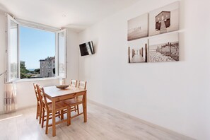 Dining - Apartment "Bilocale Mezzano in centro" with Sea View & A/C (Varazze)