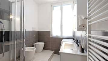 Dusche, Haartrockner, Handtücher