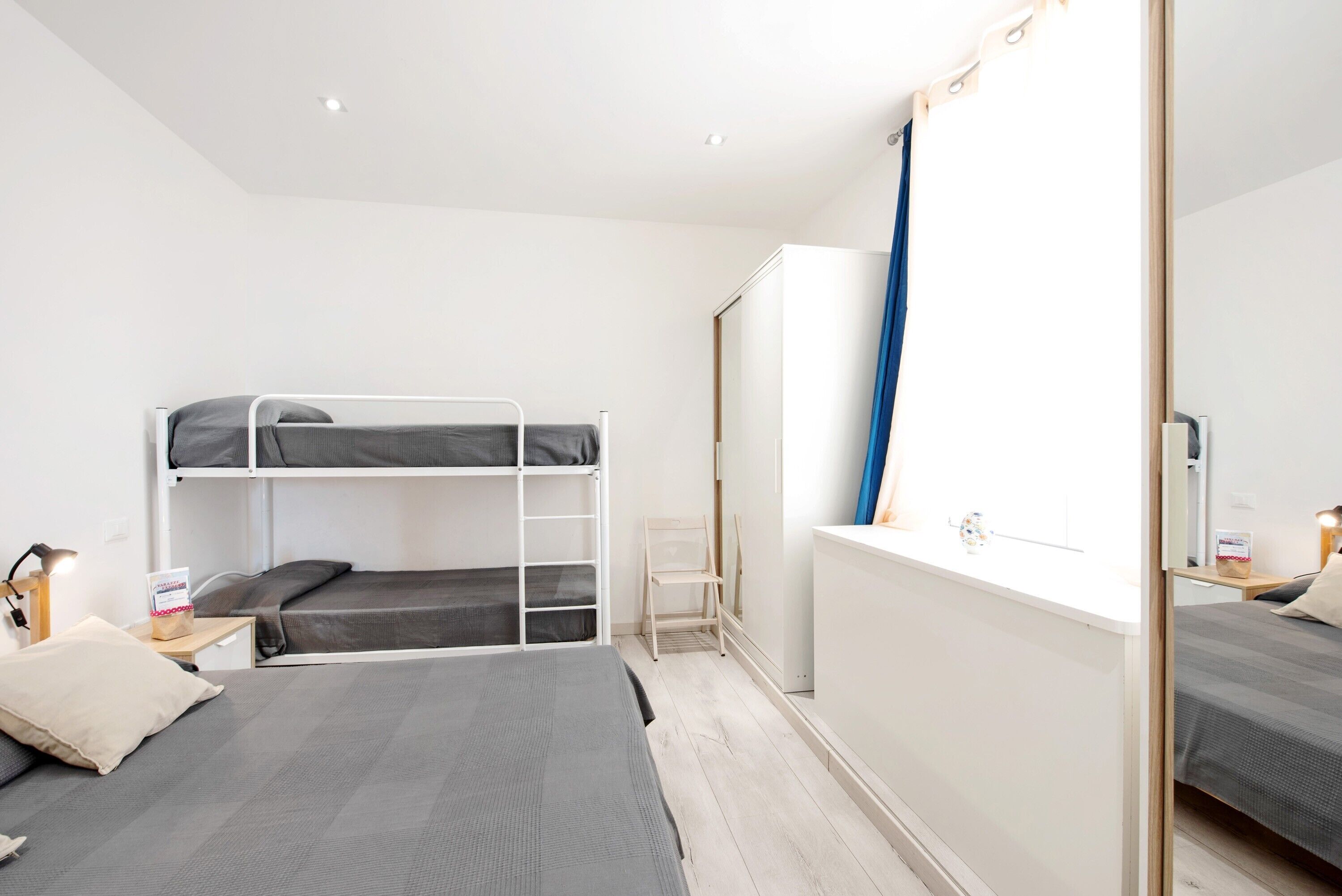 1 slaapkamer, een strijkplank/strijkijzer, beddengoed