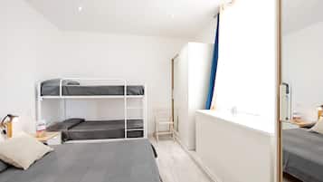 1 slaapkamer, een strijkplank/strijkijzer, beddengoed