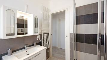 Doccia, asciugacapelli, asciugamani