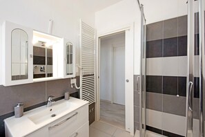 Dusj, hårføner og håndklær