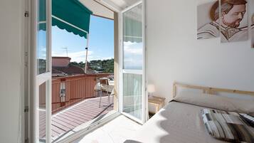 1 habitación, tabla de planchar con plancha y ropa de cama