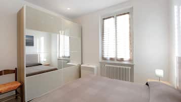 2 bedrooms, iron/ironing board, bed sheets