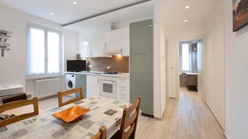 Frigorifero, microonde, forno, piano cottura