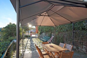 Outdoor dining - Vacation Apartment Trilocale in villa Apt 5 with Sea View, Garden & Terrace (Varazze)