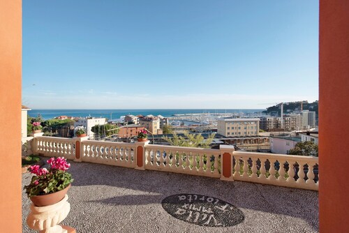 Appartement de vacances Apt 5 Trilocale dans une villa avec vue sur la mer, jardin et terrasse