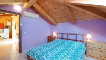 2 slaapkamers, een strijkplank/strijkijzer, beddengoed