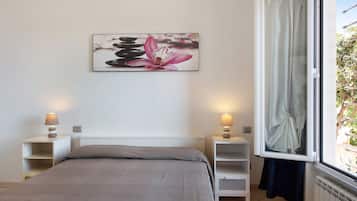 2 bedrooms, iron/ironing board, bed sheets