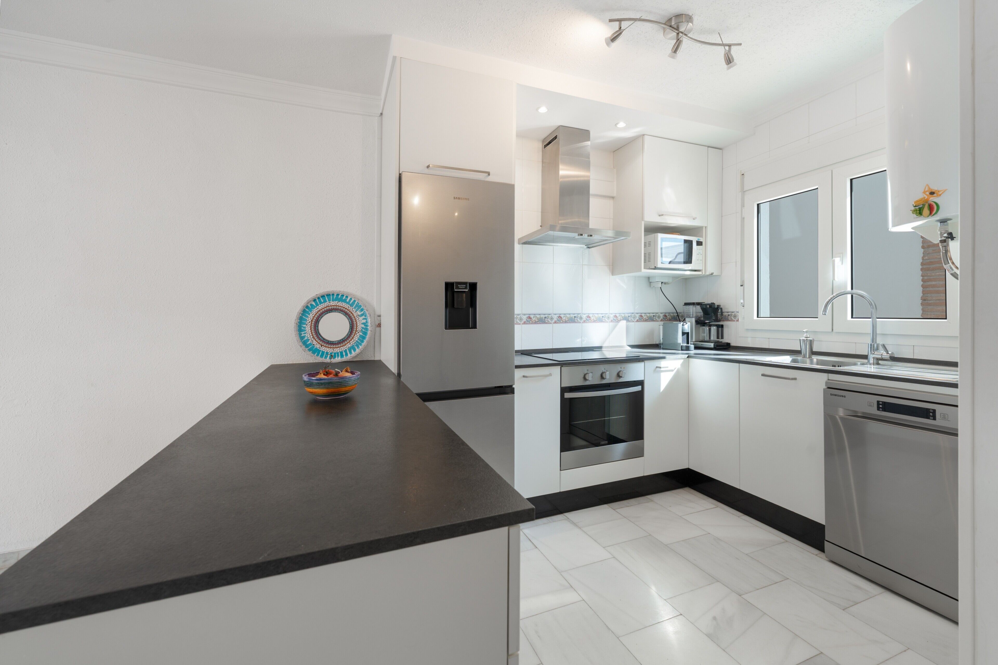 Jääkaappi, mikroaaltouuni, uuni, liesi