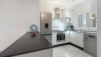 Jääkaappi, mikroaaltouuni, uuni, liesi