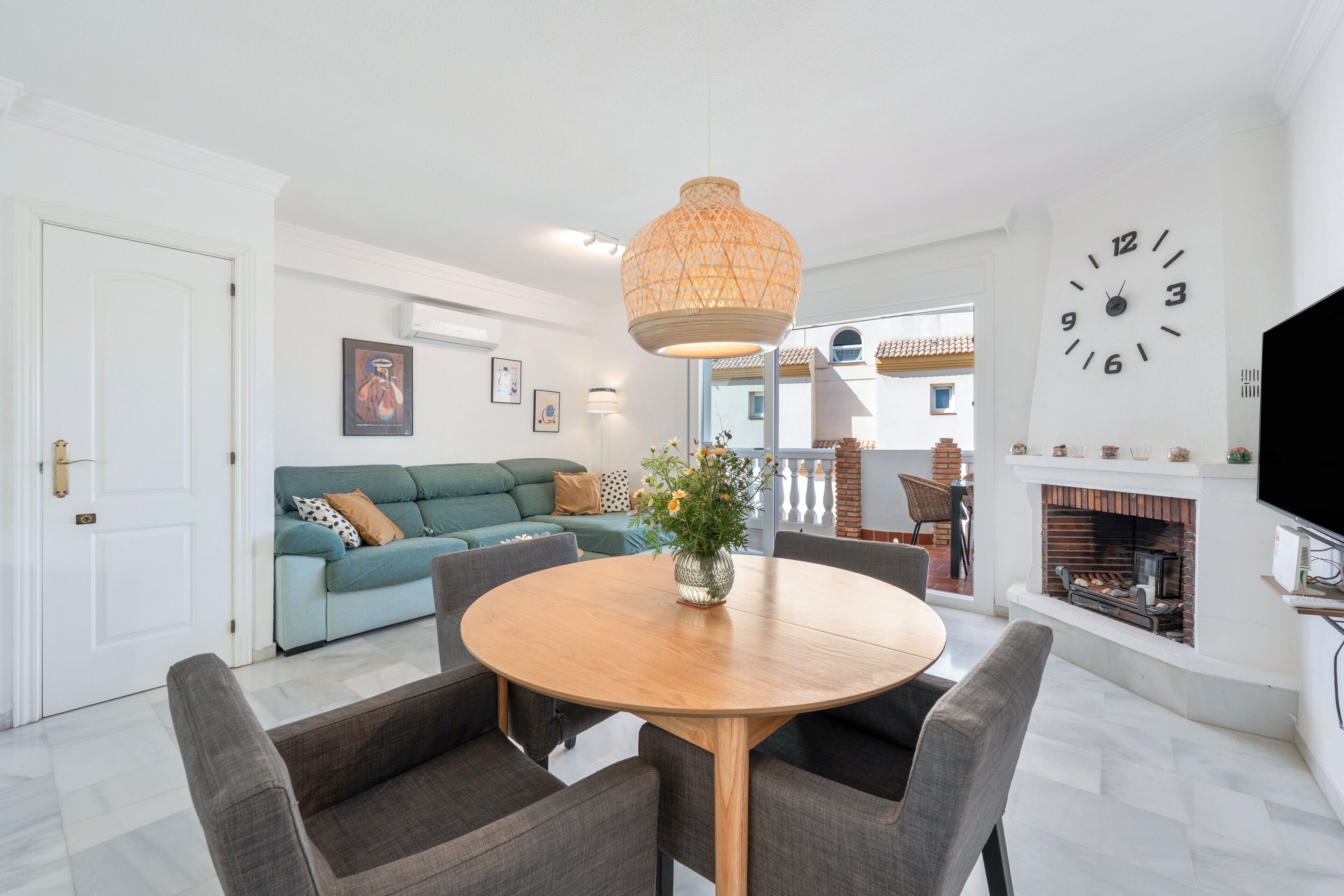 Télévision, cheminée