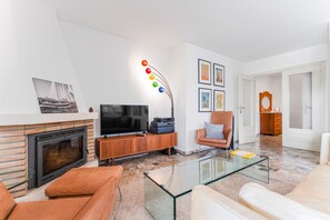A modern living room with a fireplace, television, and comfortable seating. - Villa 'Luxury  Next Beach Cabo Roig' with Private Pool, Wi-Fi and Air Conditioning (Orihuela Costa)
