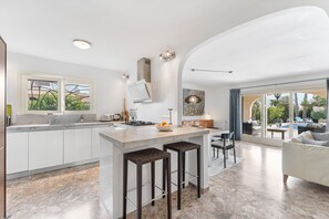 Fridge, microwave, oven, stovetop - Villa 'Luxury  Next Beach Cabo Roig' with Private Pool, Wi-Fi and Air Conditioning (Orihuela Costa)