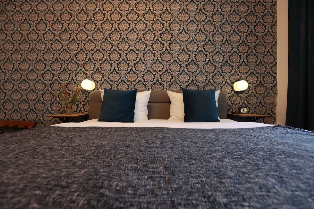 Business Single Room | Individually decorated, individually furnished, desk, laptop workspace
