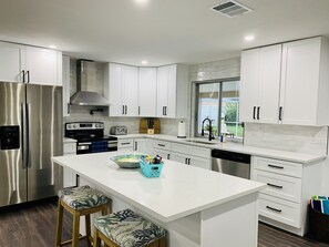 Refrigerador, microondas, horno y parrilla de estufa