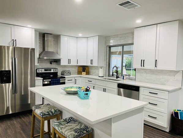 Kühlschrank, Mikrowelle, Ofen, Herdplatte