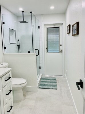 Shower, hair dryer, towels, soap - Under The Sea Cape Coral Pool Home Sleeps 6 (Cape Coral)