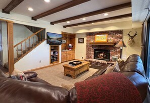 Smart TV, chimenea, reproductor de DVD y futbolito 