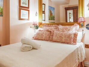 2 slaapkamers, een strijkplank/strijkijzer, internet, beddengoed