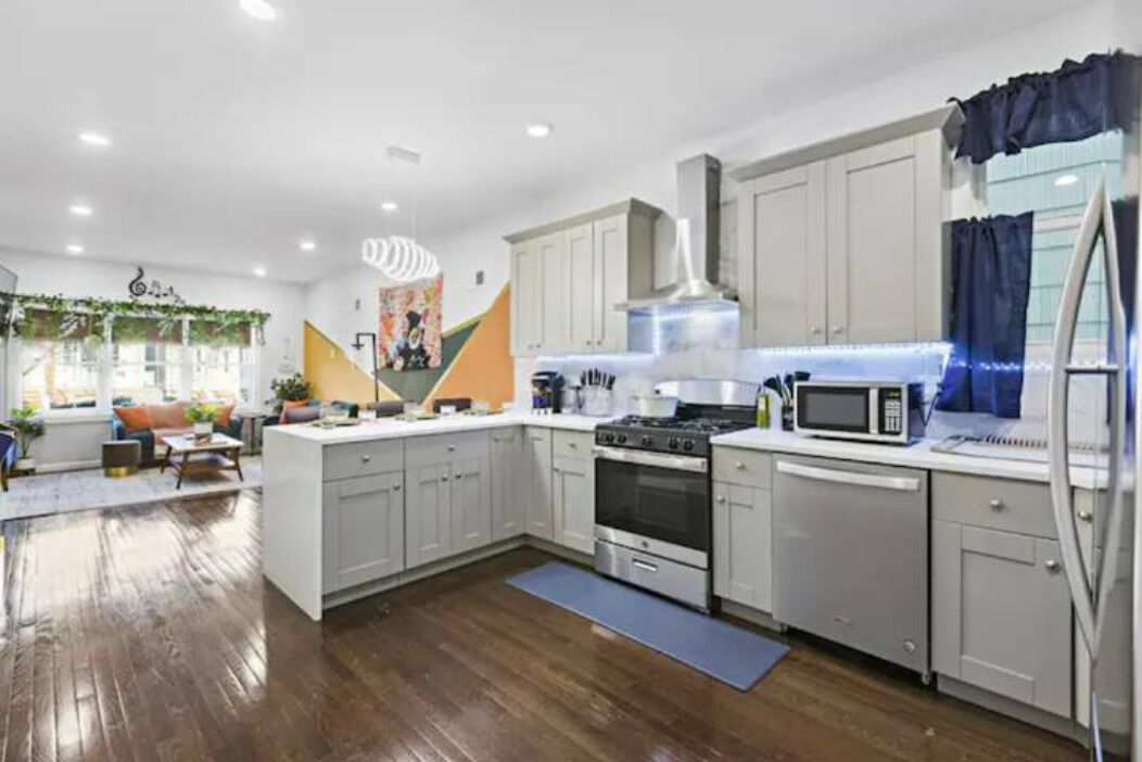 冷蔵庫、電子レンジ、オーブン、コンロ