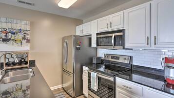 Kühlschrank, Mikrowelle, Herdplatte, Geschirrspüler