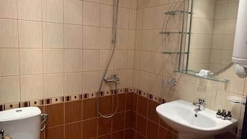 Douche, sĂšche-cheveux, serviettes fournies