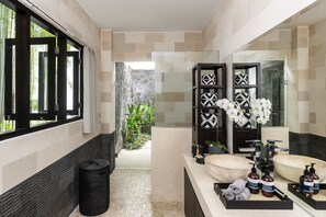 Douche, séchoir à cheveux, bidet, serviettes fournies