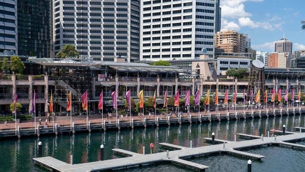 Un hôtel situé au bord de l’eau, doté d’une marina, d’une architecture moderne et d’une promenade couverte.