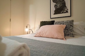 2 slaapkamers, een strijkplank/strijkijzer, wifi, beddengoed