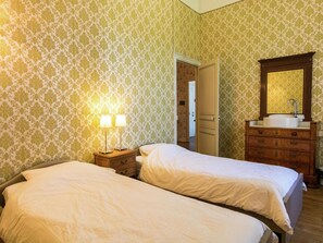 4 bedrooms, iron/ironing board, Internet