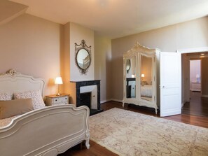 4 habitaciones, tabla de planchar con plancha y internet