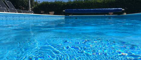 Piscine extérieure, chaises longues